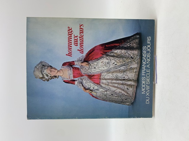 Hommage aux donateurs. Modes francaises du XVIII siecle a nous jours.
